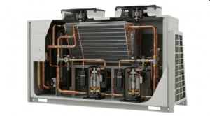 Внутренняя компоновка мощного наружного блока VRF: Чистая инженерия»
Показывает внутреннюю структуру мощного наружного блока. Абсолютно чистый технический разрез демонстрирует прецизионное качество CTS Group: два инверторных компрессора, массивный теплообменник-испаритель и сеть сбалансированных медных фреоновых трубок, подключенных через наши рефнеты. Это гарантия надежной работы всей системы.